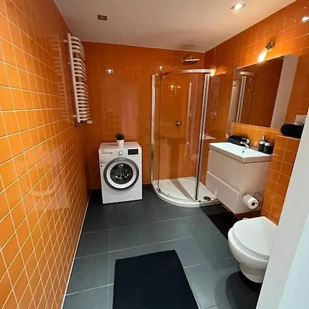 New Old Town -6 People - 200m Town Hall *