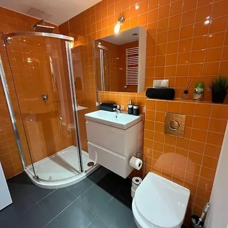 New Old Town -6 People - 200m Town Hall *